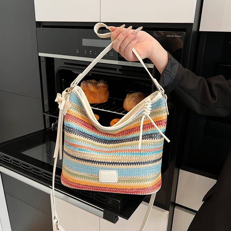 Regnbågsrandig virkad stråväska för underarmen beige