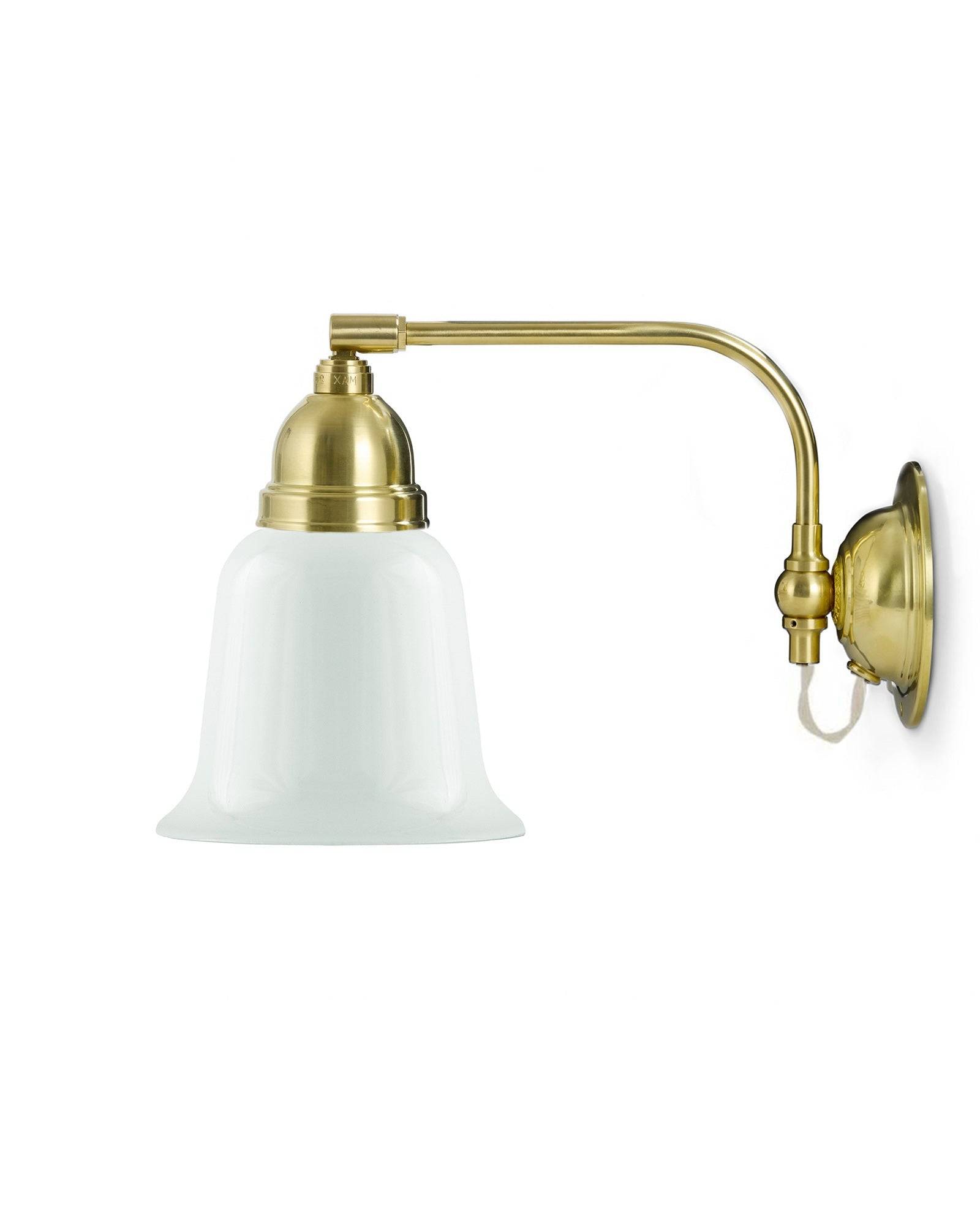 Vägglampa - Gripenberg mässing, opalvit klocka, vit