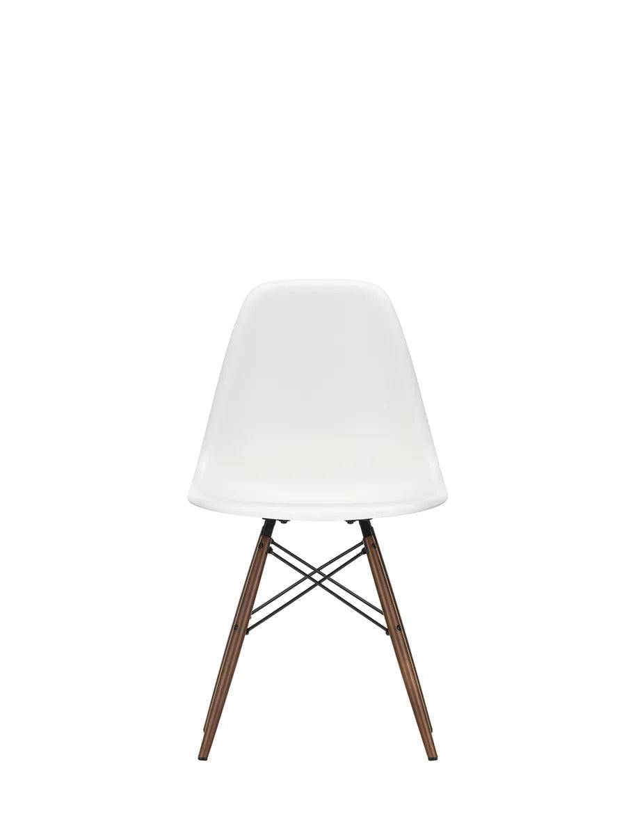Eames Plastic Side Chair DSW, mørkbejdset ahorntræ fra Vitra White - Jacobsen Plus