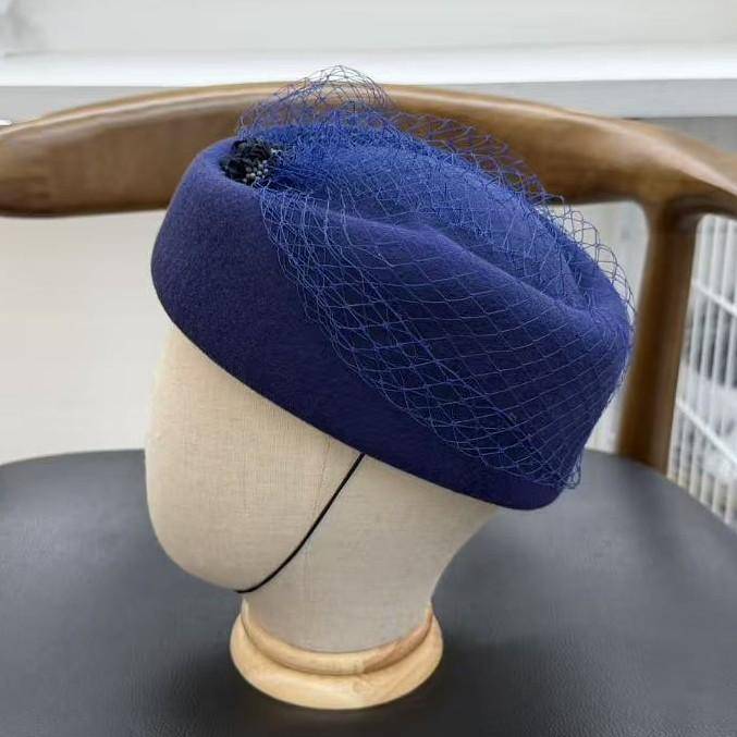 Fransk retro nätull temperament flygvärdinnehatt dam höst och vinter basker medicinlåda hatt Hepburn-stil elegant cylinderhatt svart