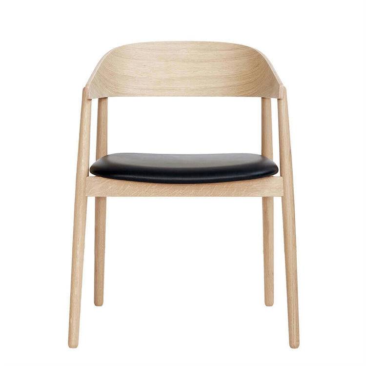 Andersen Furniture AC2 Matstol Sits Stoppning Eg Hvidpigmenteret Mat Lak & Sydney Læder Sort