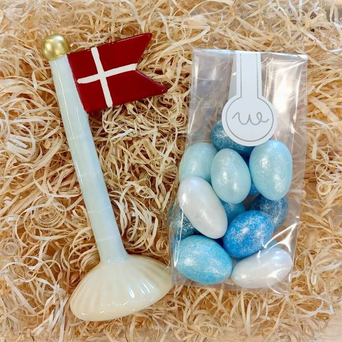 Lille gave med Lyseblå flag og chokolade