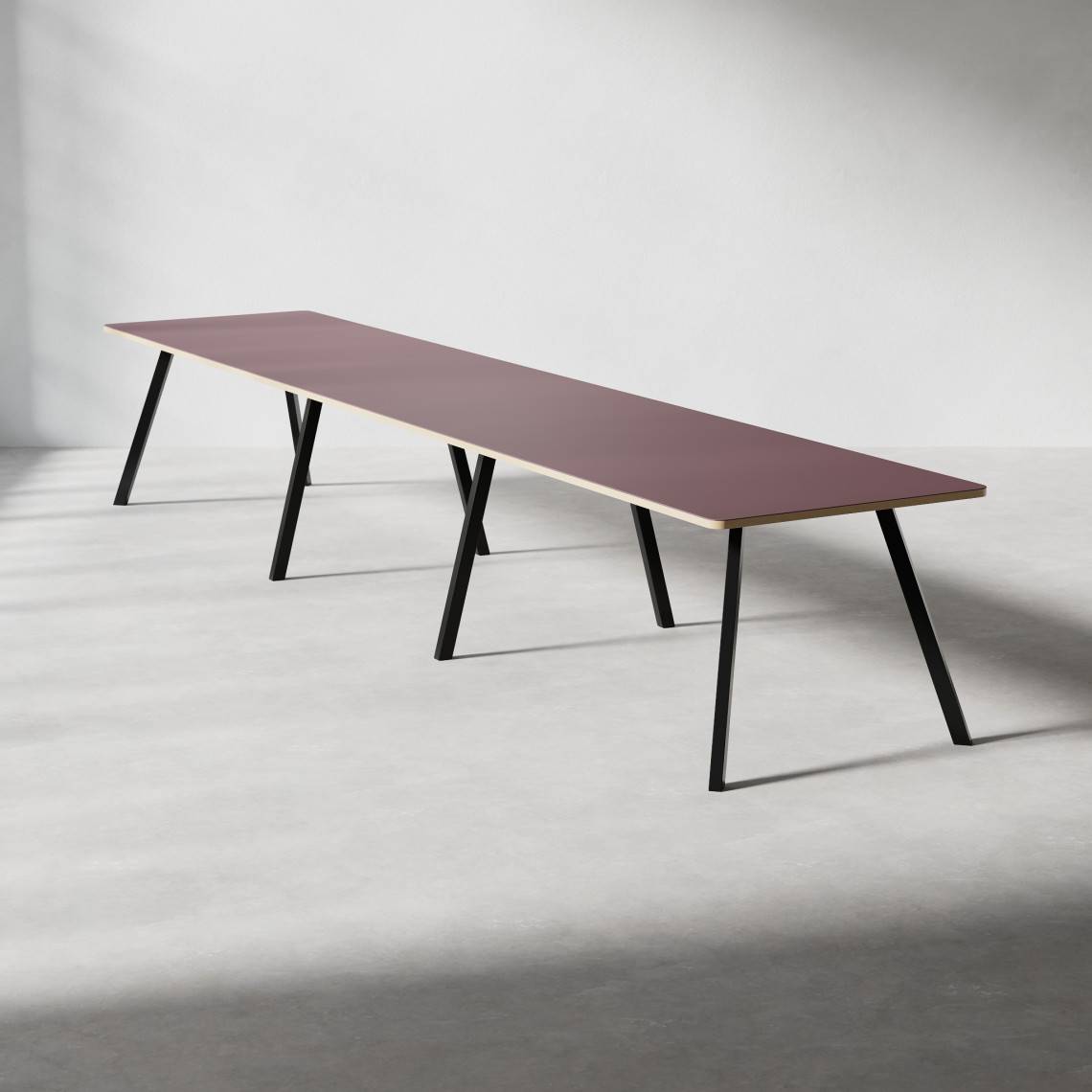 Konferencebord Viggo Plus, Højde 90 cm, Bredde 115 cm, Længde 560 cm, Bordplade Burgundy, Understel Sort.