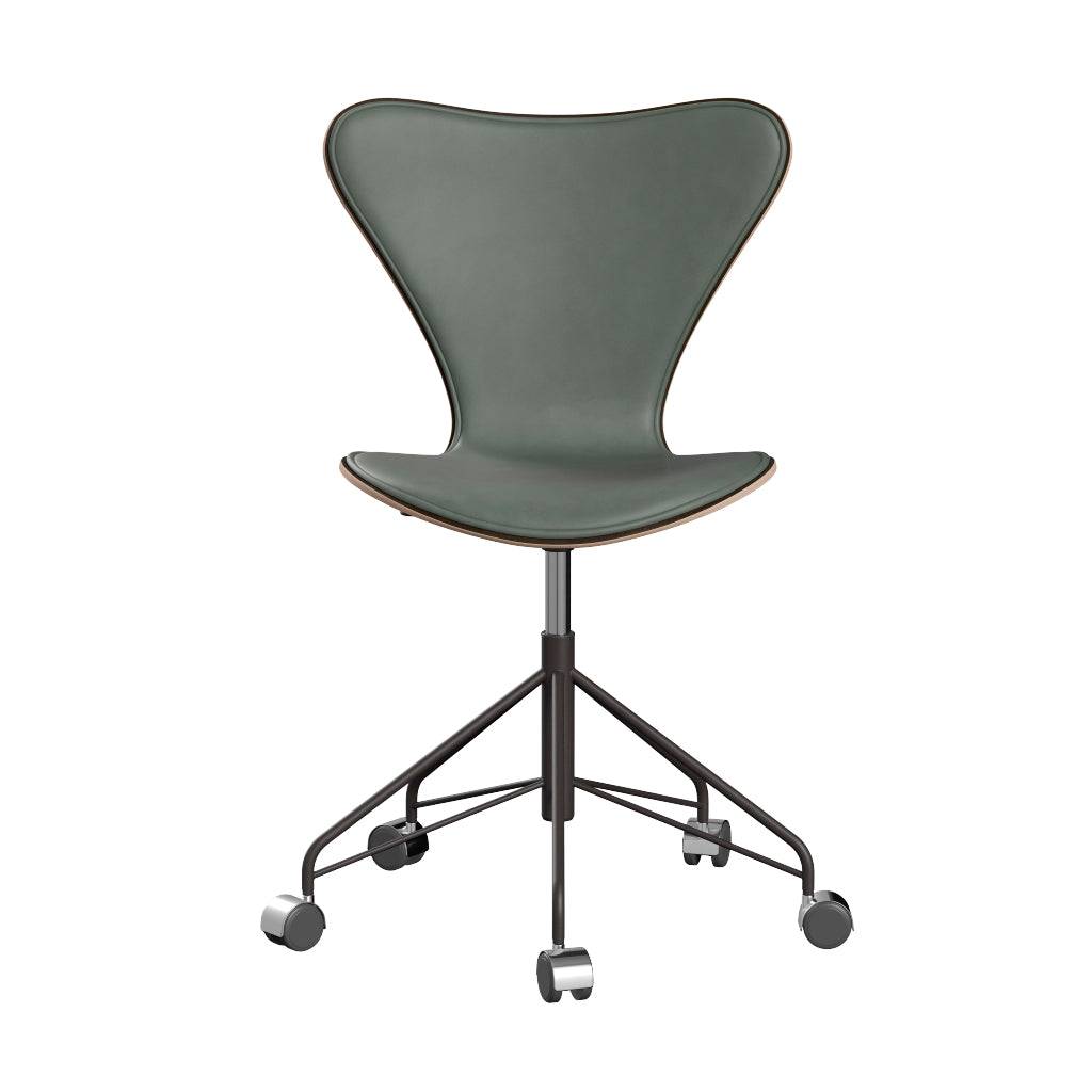 Fritz Hansen - 3117 kontorstol, naturfiner og forsidepolstret i Grace læder Mørkbejdset eg - Concrete Grey læder - Warm Graphite stel - Jacobsen Plus
