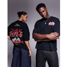 ASOS DESIGN - Unisex - Sort og oversized T-shirt med firkantet pasform og Coca Cola-væddeløbsprint