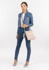 ROMY BASIC - Axelremsväska - rose