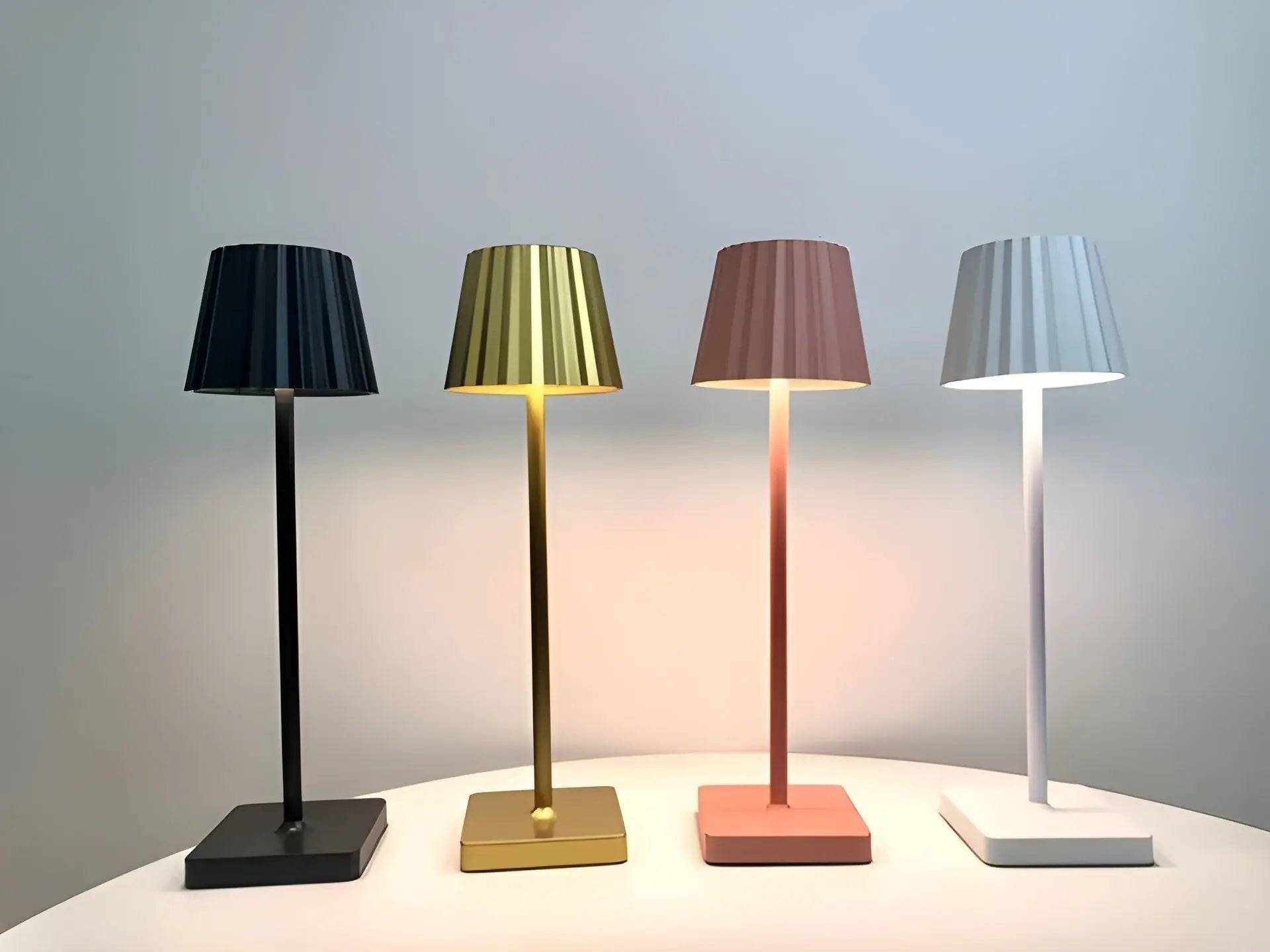 Luxe Skandinavisk Trådlös Bordslampa Arlo – Elegant LED-belysning med USB-laddningsfunktion - Guld