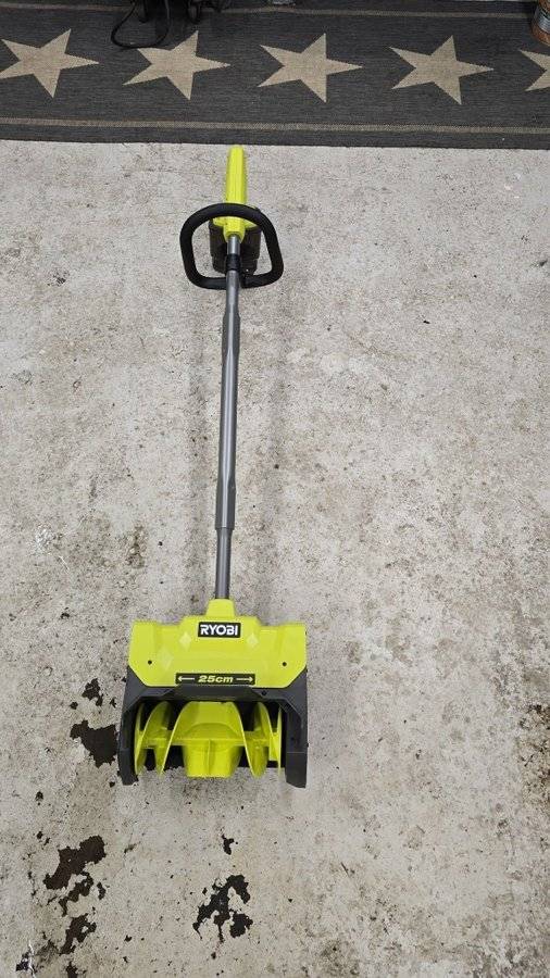 Ryobi ONE+ Batteridriven Snöskyffel 25cm