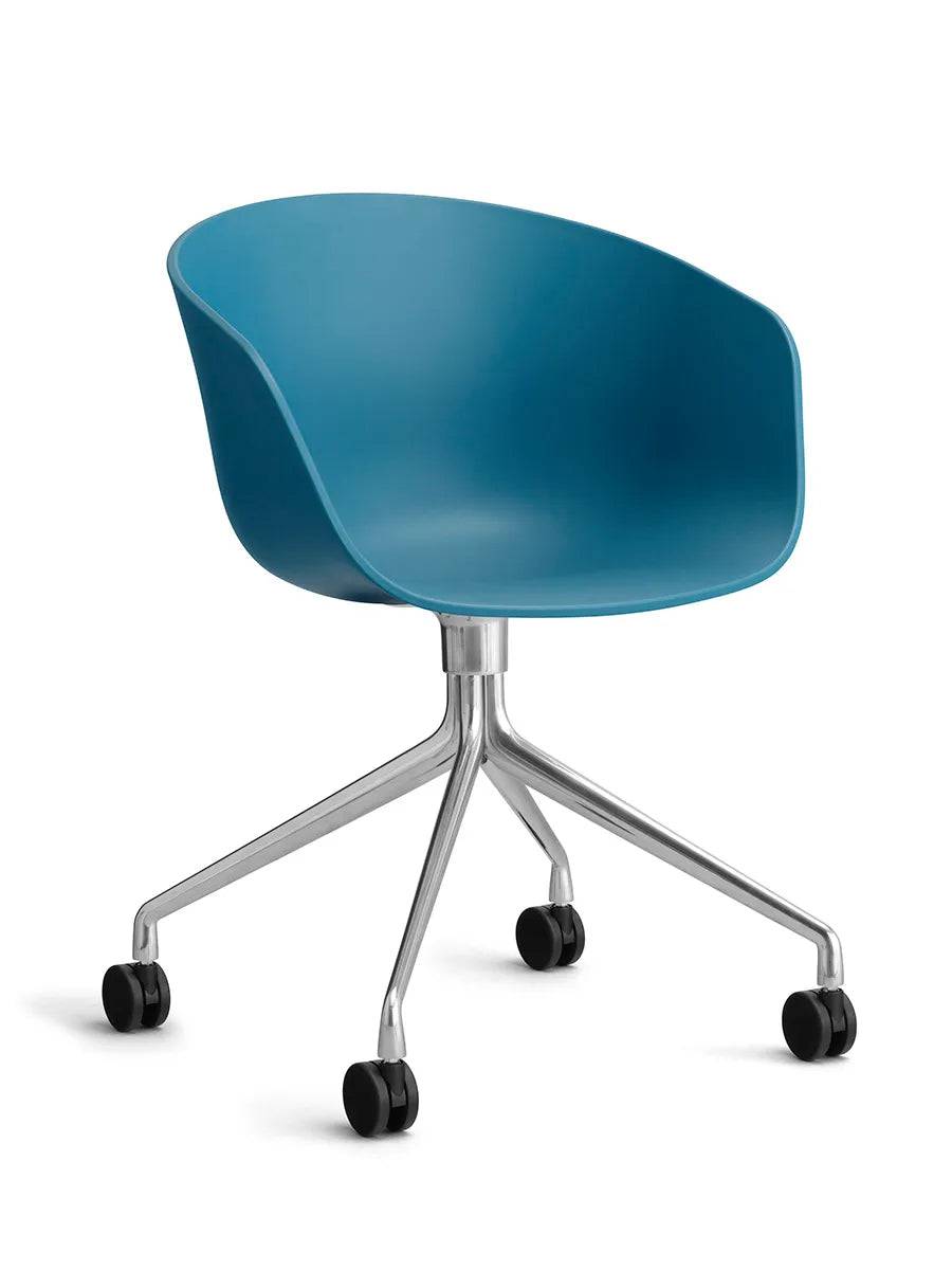 About a Chair AAC24 fra Hay Azure Blue / Poleret aluminium - Jacobsen Plus