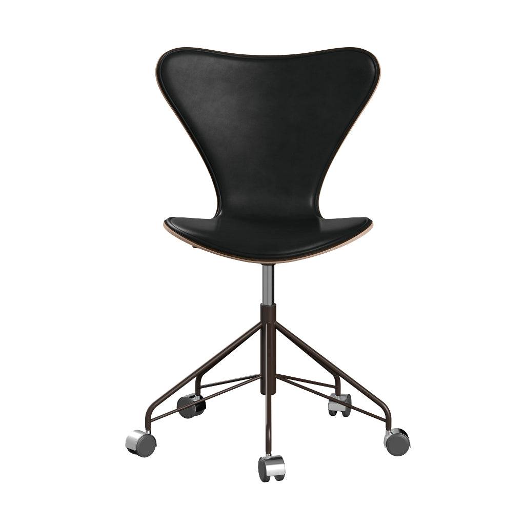 Fritz Hansen - 3117 kontorstol, naturfiner og forsidepolstret i Grace læder Mørkbejdset eg- Sort læder - Brown Bronze stel - Jacobsen Plus