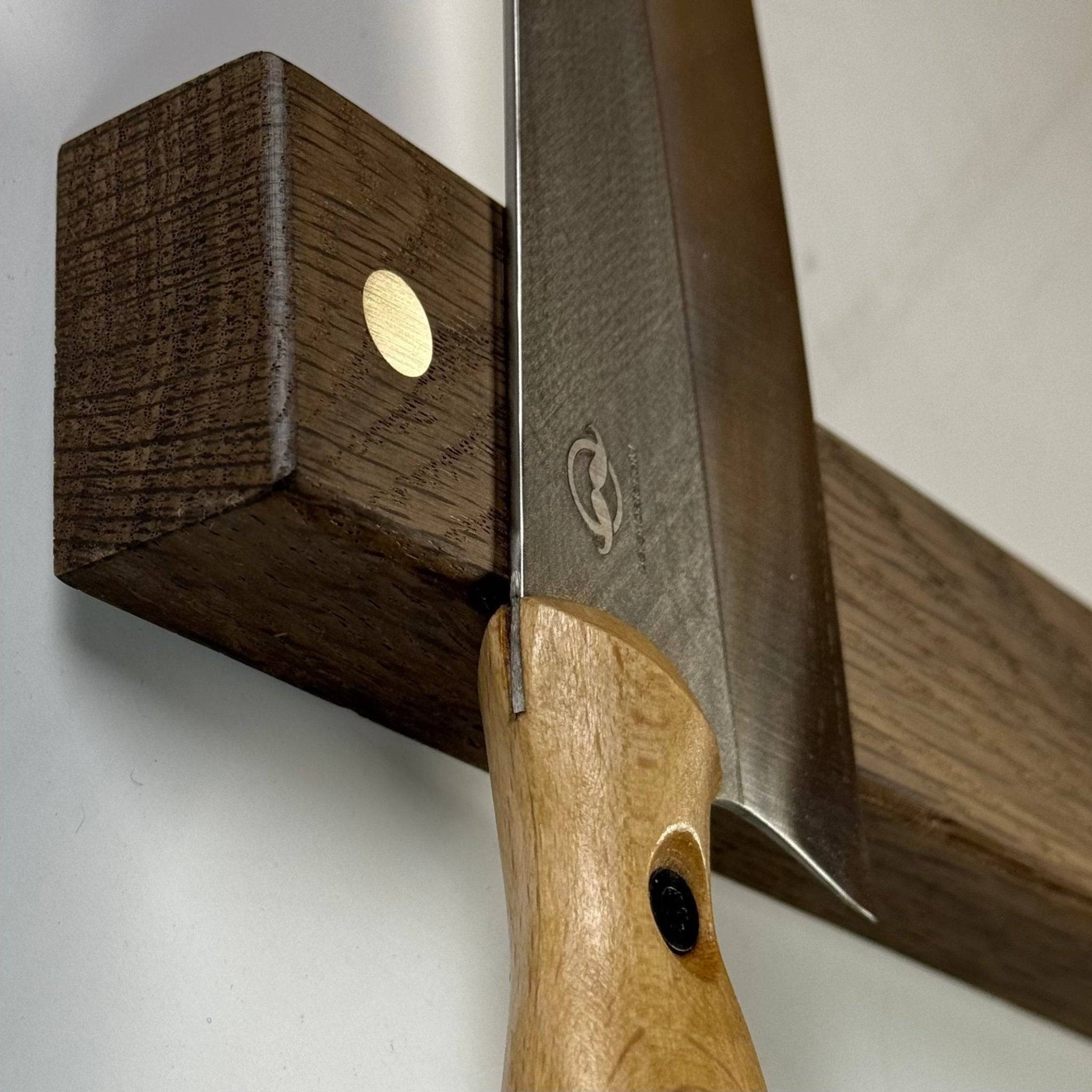 One Dot – slim magnetic knife rail with metal details in multiple finishes - 40 cm / Walnut / Aluminium