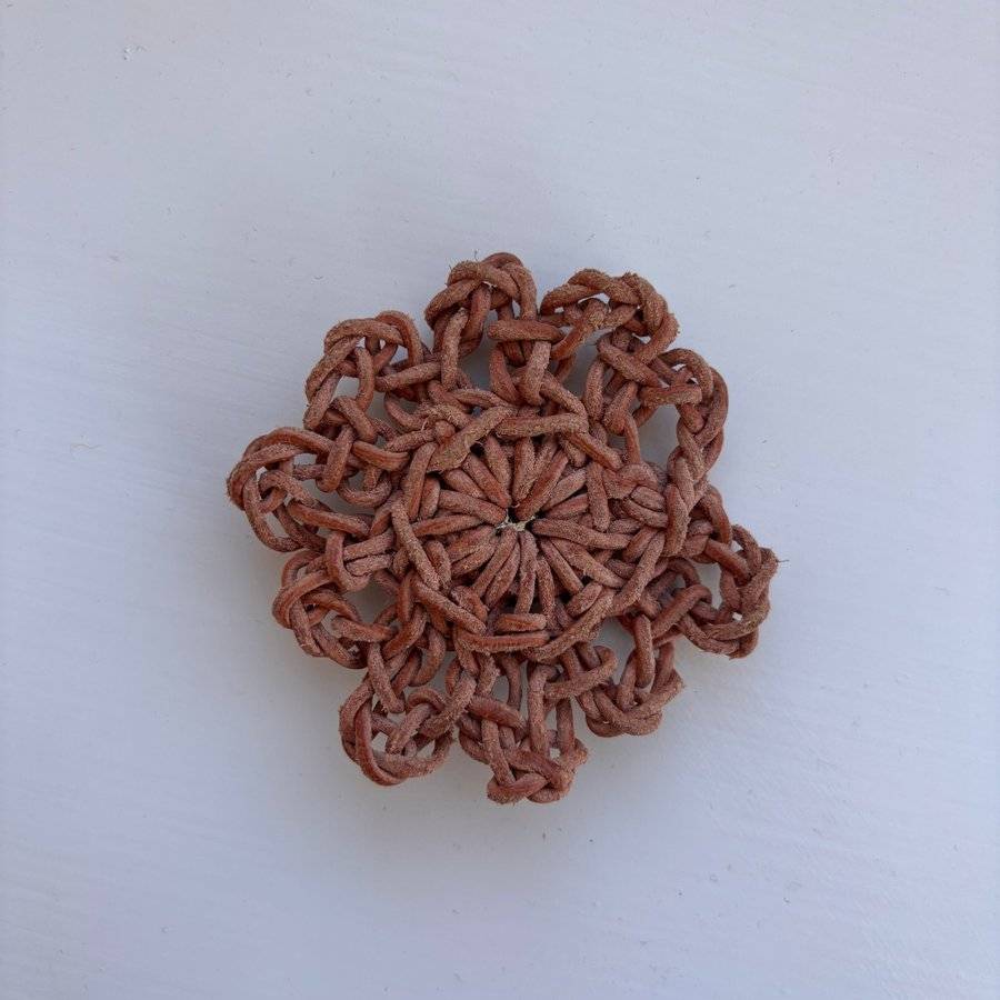 Heart of Lovikka handvirkad brosch i skinn