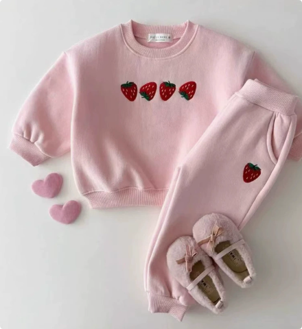 Mini Fashion™ - Jordgubbströja Ljusrosa (byxor och tröja) / 80 (1 år) | Pedagogiska Träleksaker