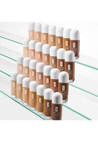 EVEN BETTER VITAMIN MAKEUP SPF50 - Foundation - medium deep warm 3