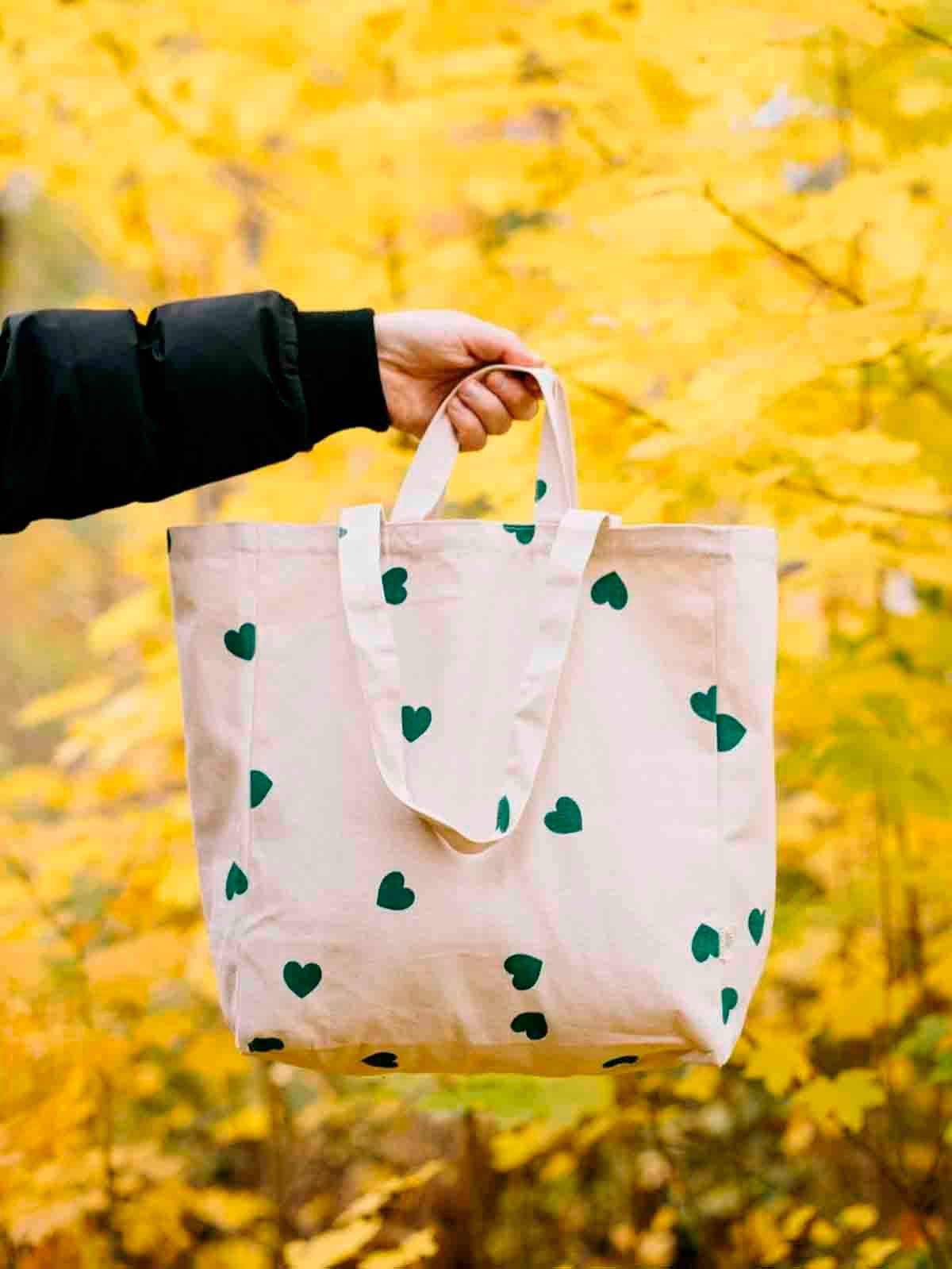 Canvas "Totebag" (40 x 37 cm) - Grønne hjerter - OMOM.