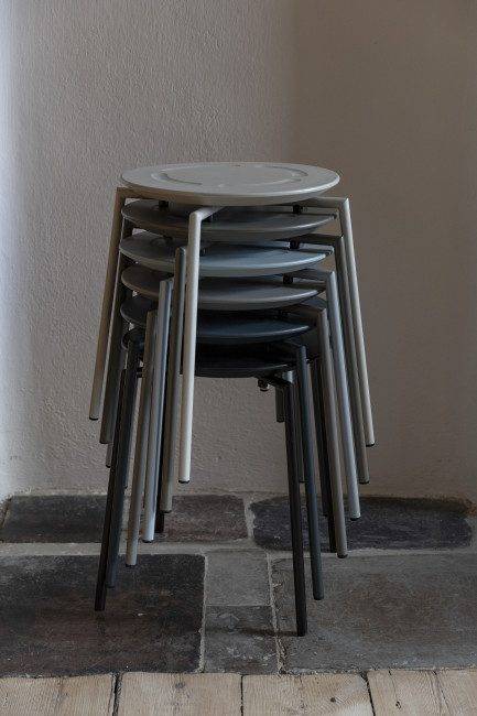 Randers+Radius Pure Taburet, blød overflade Sandy Grey Sort