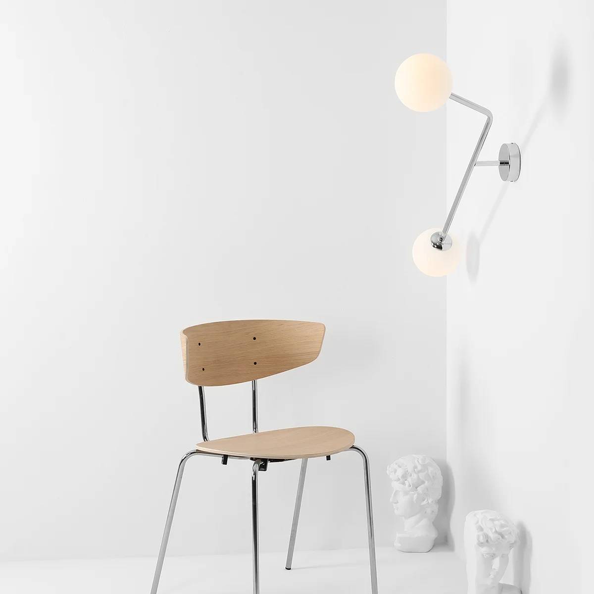 Limelight - Væglampe i forkromet metal og hvidt glas, højde 99 cm