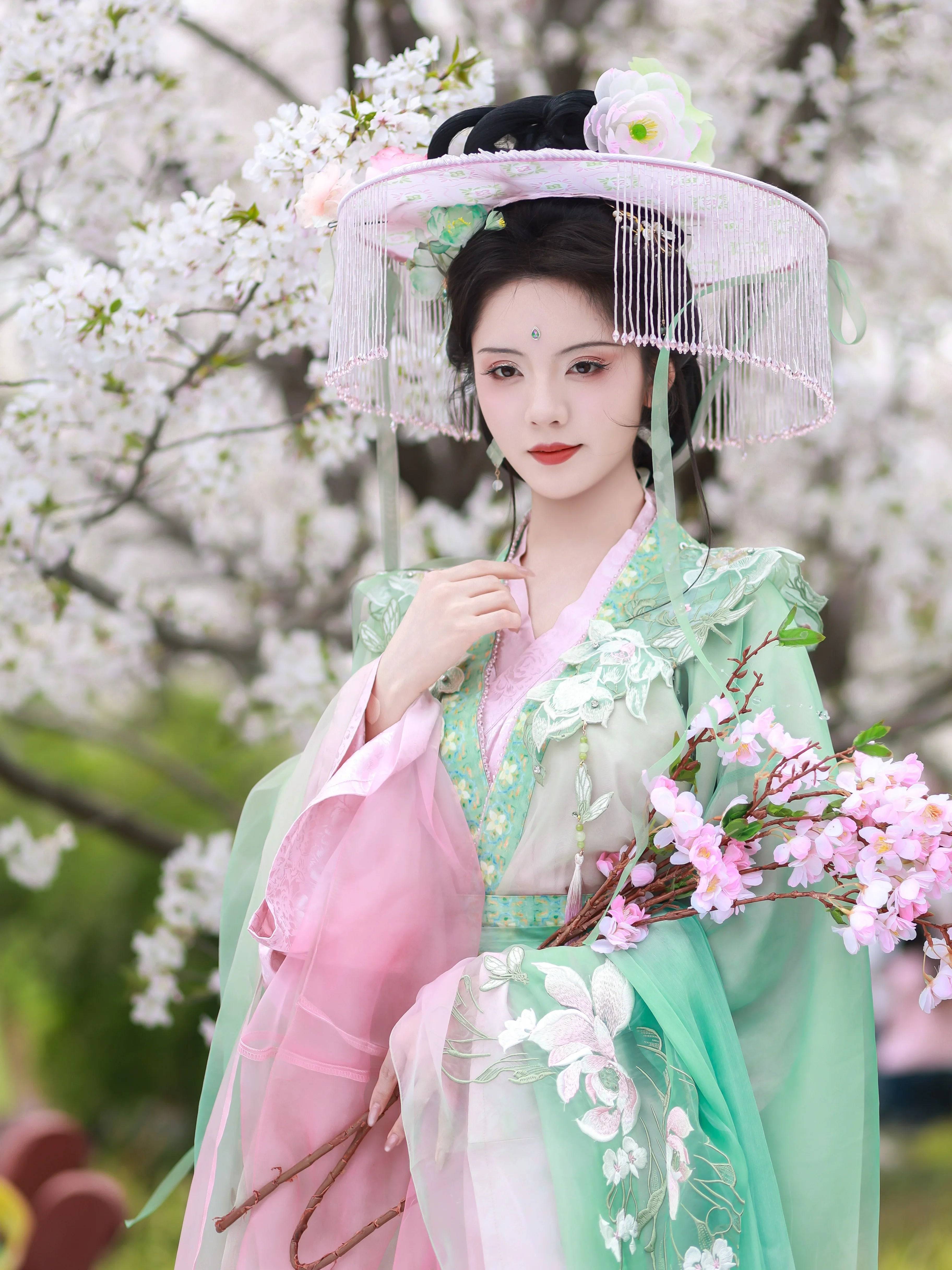 [Xiaohe] Embroidery gradual change flower couple spring Hanfu - Hand nail drill pink gradual change tassel cloud shoulder (average size) / M (M)