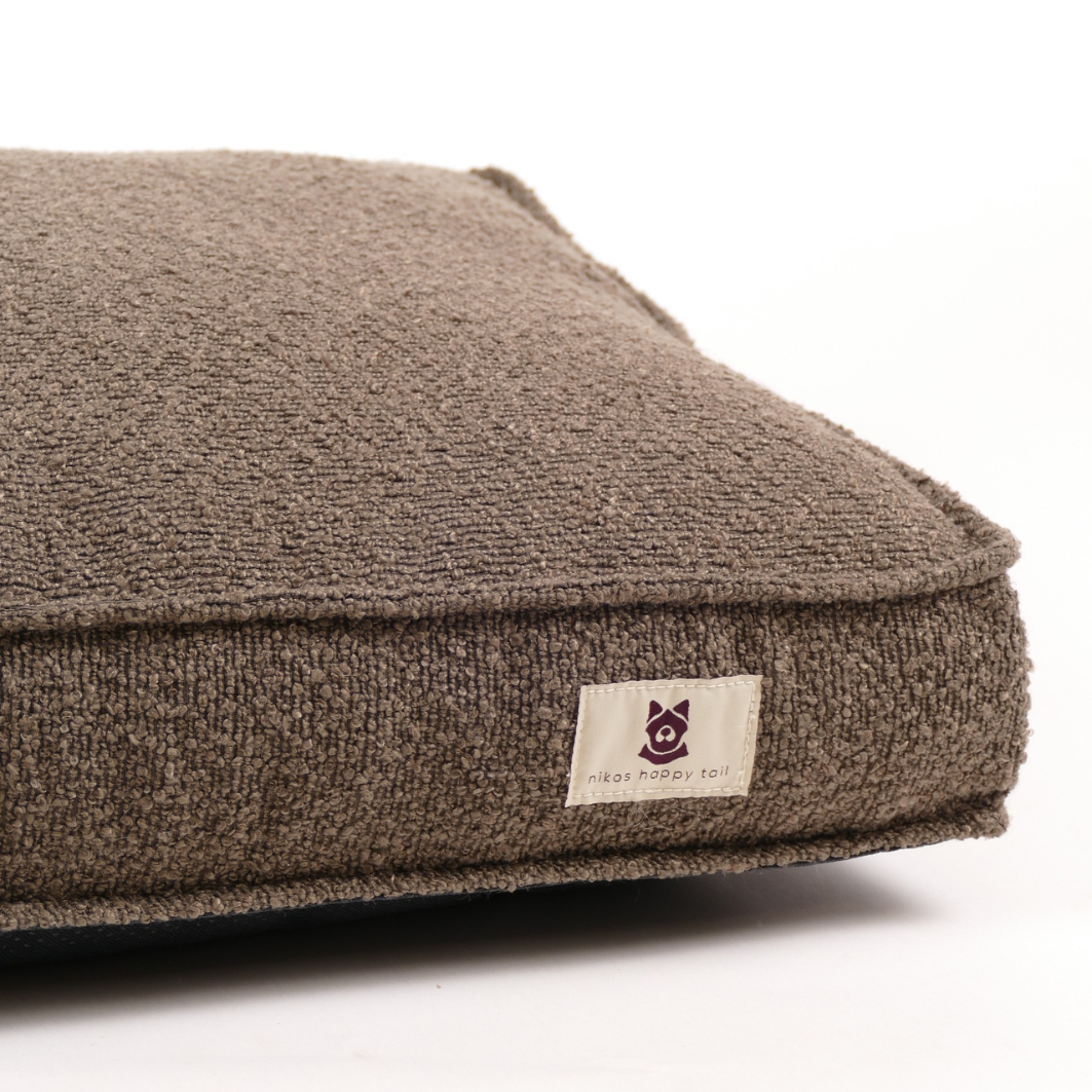 Noah Hundeseng Brown - Medium: 70x50x10cm