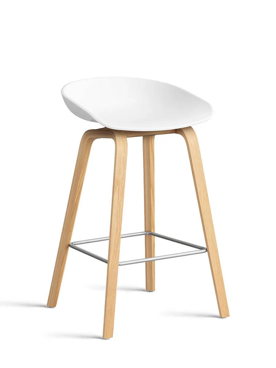 About a Stool AAS32 fra Hay Lav - B 50 x D 43 x H 64-75 cm / Hvid / Lakeret eg - Jacobsen Plus
