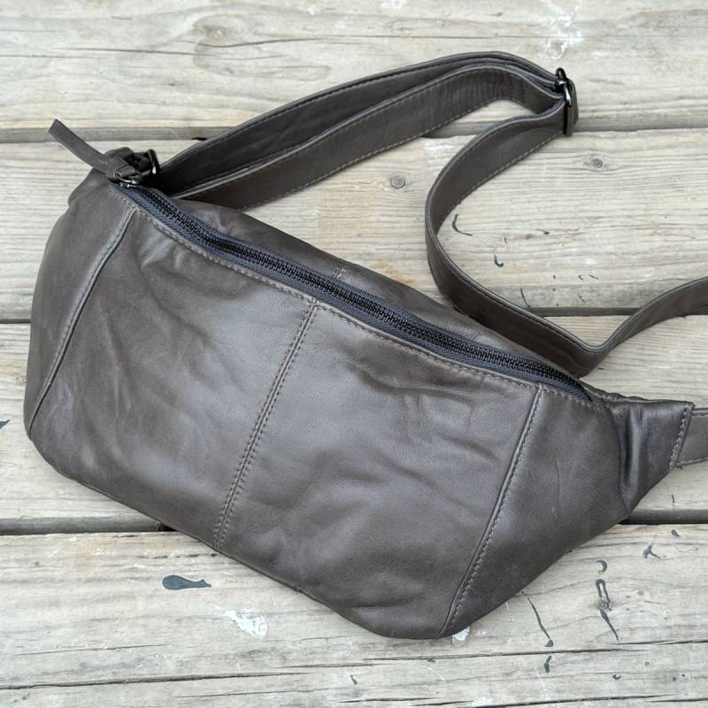 Silja stor bumbag - Grå lammeskind - Freja skind