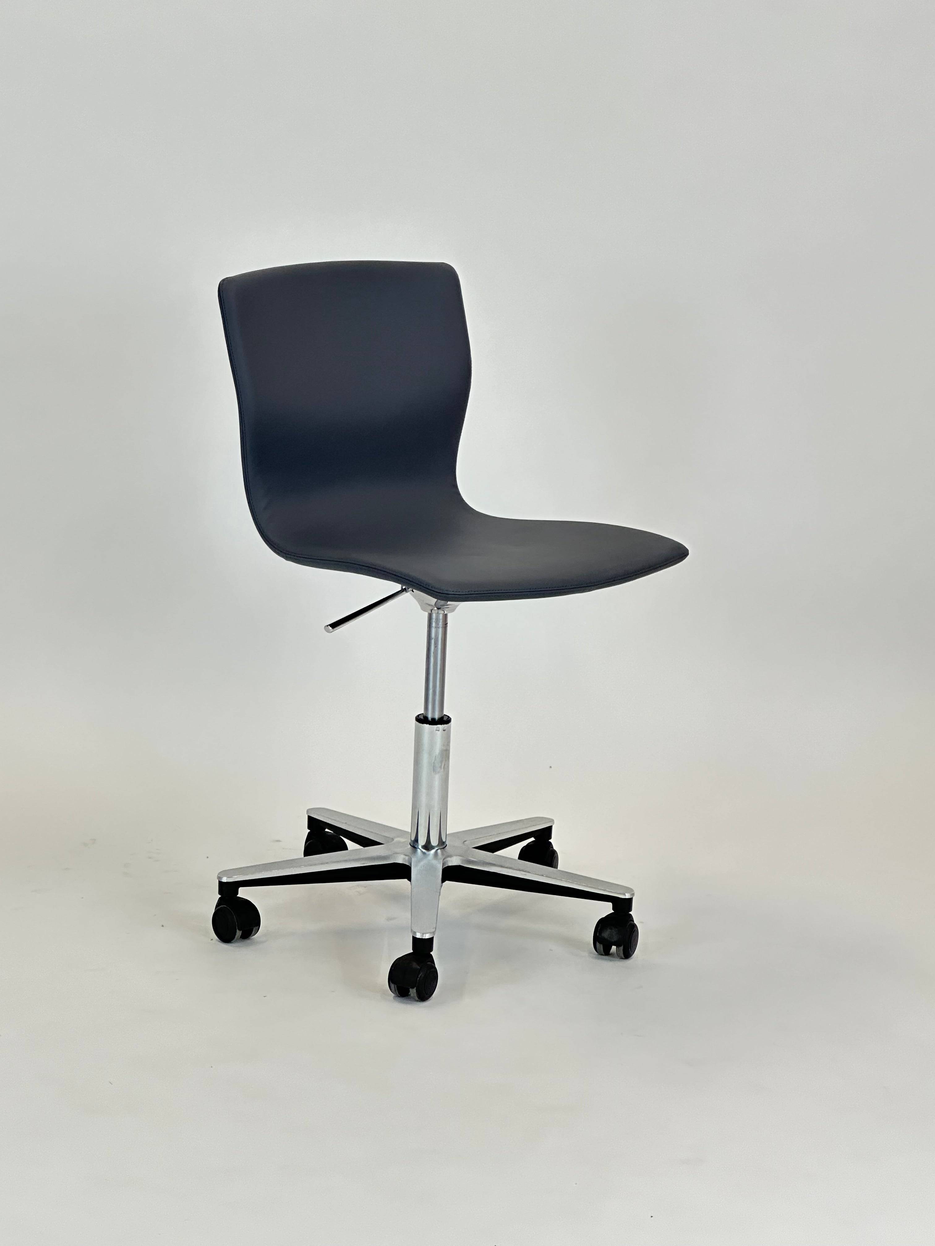 Magnus Olesen Butterfly Swivel Stol – Grå med Krom Stel Læder