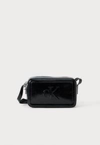BOLD CAMERA BAG - Axelremsväska - black