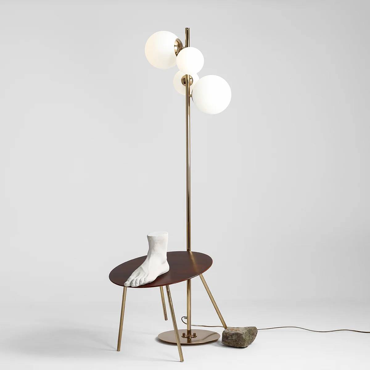 Dizzy - Gulvlampe i guldfarvet metal og hvidt glas