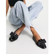 ASOS DESIGN – Mentor – Svarta platta loafers med rosett och lackad finish-Svart/a