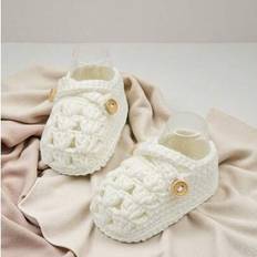 1 par handgjorda babystövlar, virkade lila skor med knappdetalj, babystorlek - Vitt (CN9,CN10)