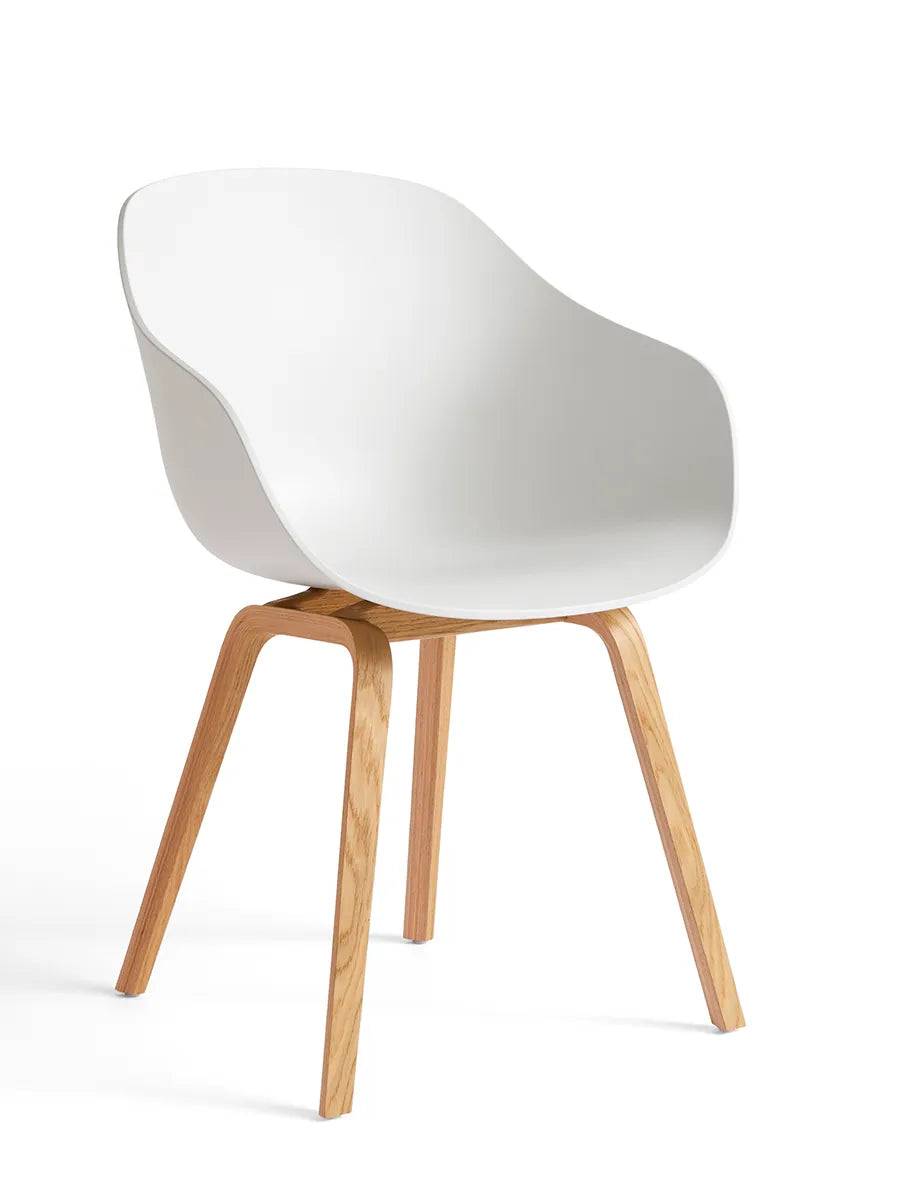 About a Chair AAC 222 fra Hay White / Lakeret eg - Jacobsen Plus