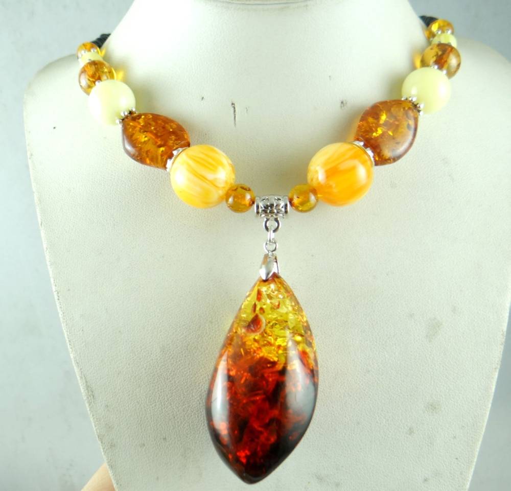 Den dyrbara modernistiska teardrop gyllene honungspressade bärnstenshänge halsband smycken tillverkning a30