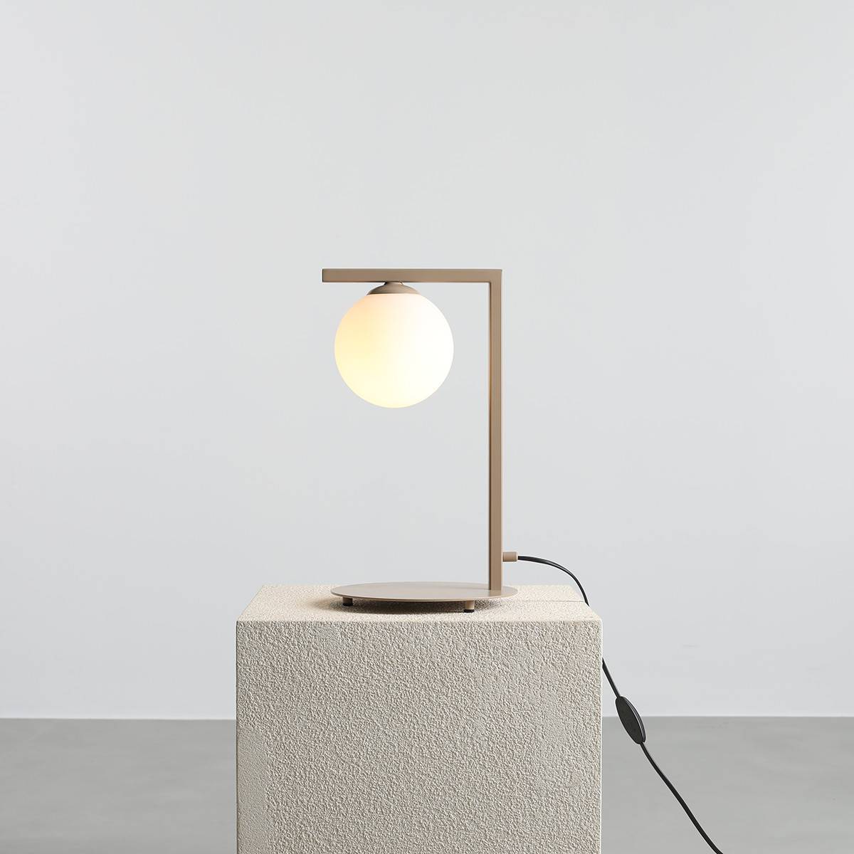 Moma - Bordlampe i beige metal og hvidt glas