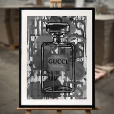 Inramad Tavla "Hergucci Perfume (BW)" - Fine Art Print i 50x70 cm
