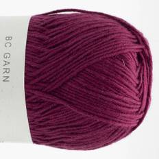 BC Garn Summer in Kashmir GOTS 07 Rhododendron Indhold: 90% Bomuld, 10% Cashmere Vægt/længde: 50 g = ca. 165 meter Anbefalede Pinde: 2.5-3.5 mm Strikkefasthed: 10x10 cm = 24 m x 32 p Vask: Håndvask / Tåler ikke tørretumbling.