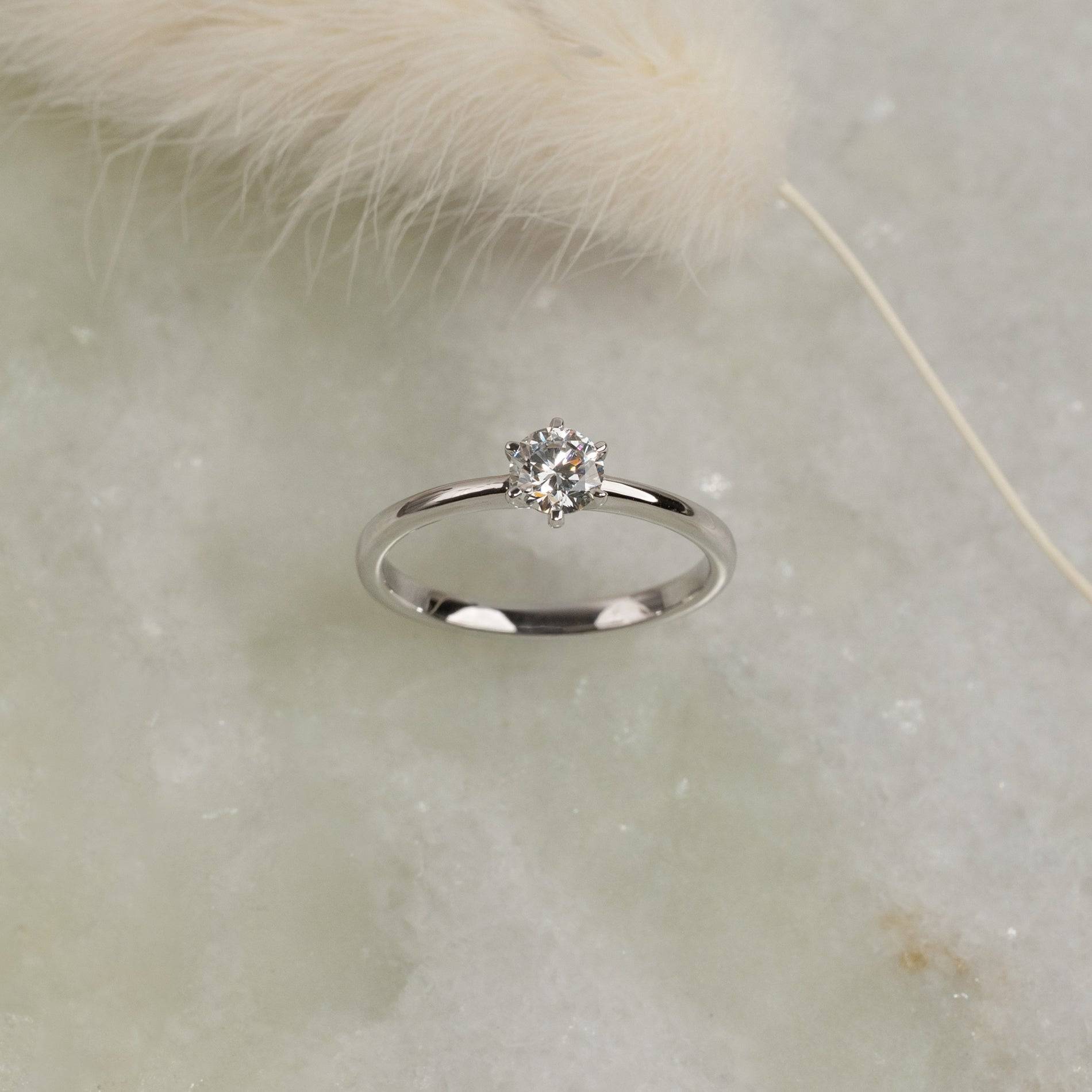 CLASSIC SOLITAIRE 6-PRONG LAB-DIAMOND RING - 0.5CT - WG - Ring - Sisi Copenhagen