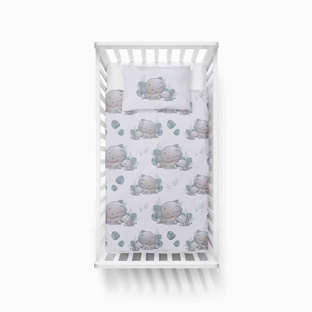 Elephant love ett ljusgrått påslakanset till baby i bomull med söta elefanter till baby i mått 80 x 100 cm, örngott 35 x 40 cm, från Indusia design.