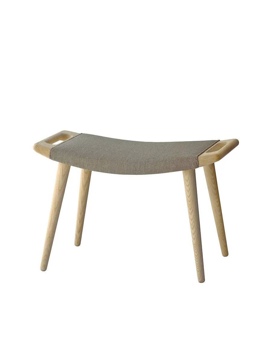PP120 Skammel af Hans J. Wegner Eksklusiv stof / Ingen tilvalg / Ask - Sæbebehandlet - Jacobsen Plus