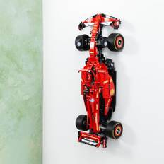 Brickify väggmonteringsfäste kompatibel med Lego F1 Technic Ferrari SF-24 42207 – tillverkad i Storbritannien – bil ingår ej – skruvar och väggpluggar ingår