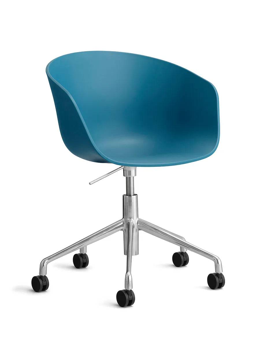 About a Chair AAC52 fra Hay Azure Blue / Poleret aluminium - Jacobsen Plus