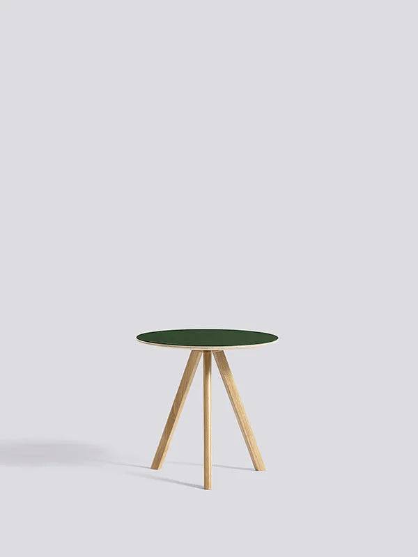 Copenhague CPH20 Sofabord, Ø50 cm fra Hay Lakeret eg / Grøn linoleum - Jacobsen Plus