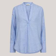 BS Elissa shirt, lyseblå skjorte med V-hals udskæring