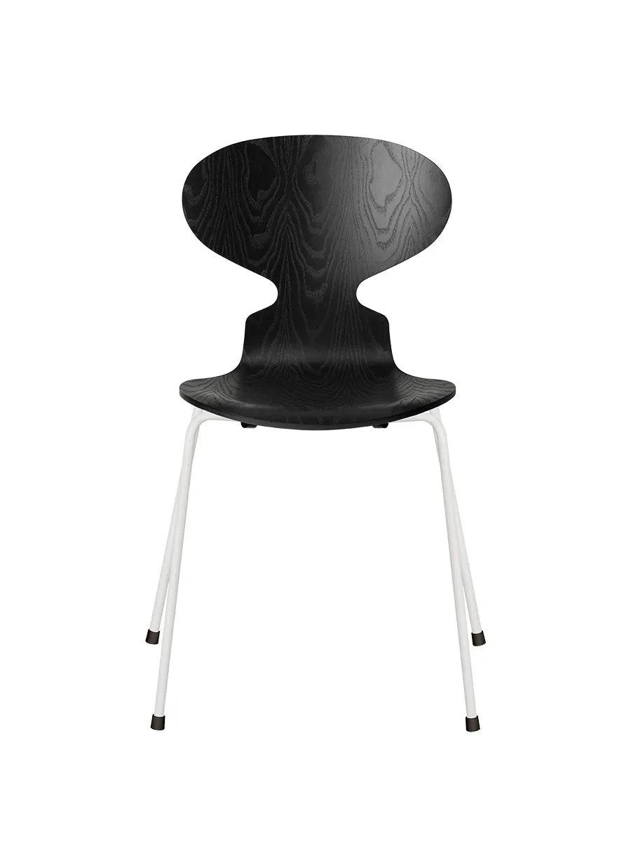 3101 Myren Stol i farvet ask af Arne Jacobsen Sort / Hvid - Jacobsen Plus
