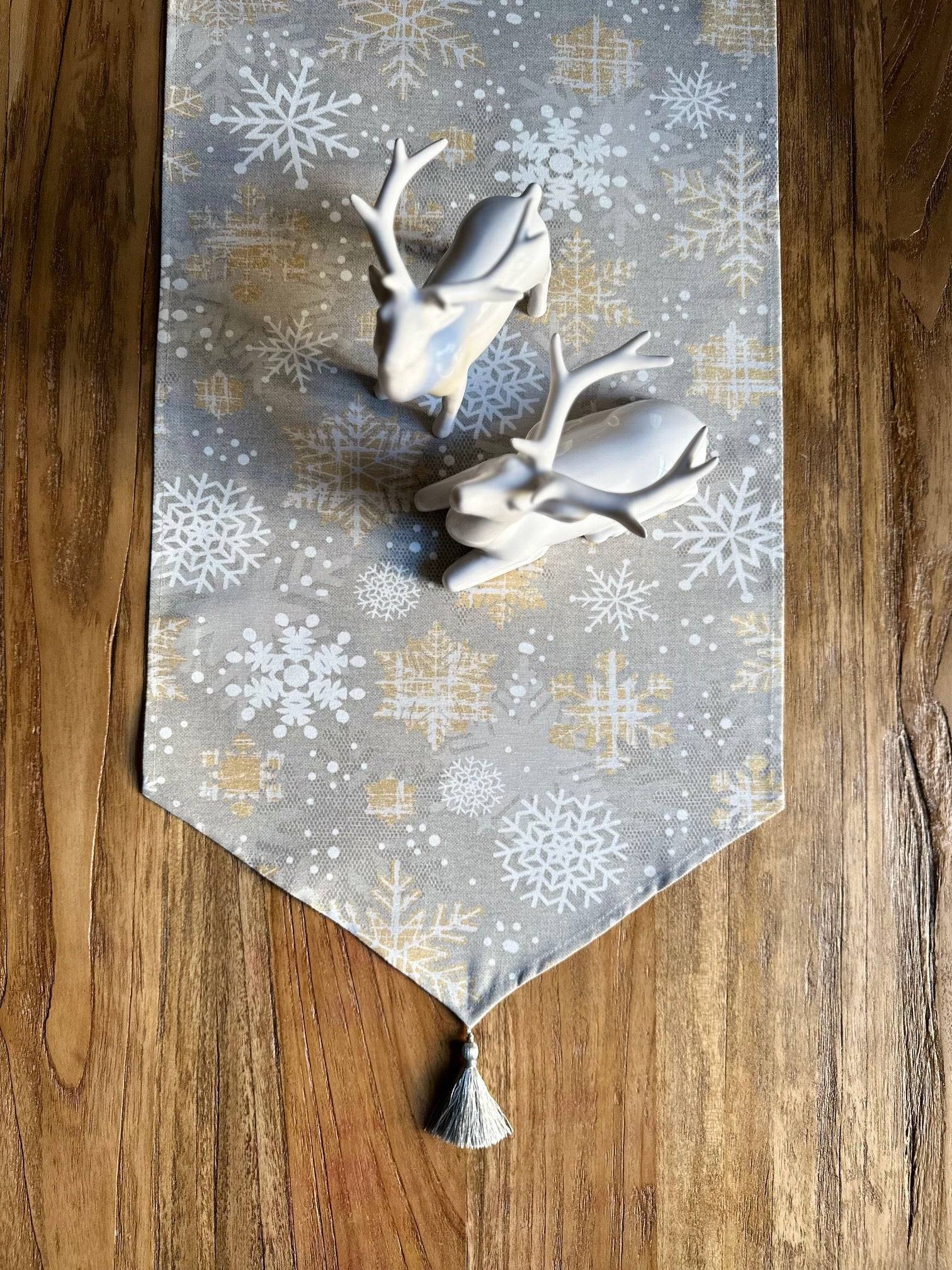 Vintermotiv bordløber med kvaster og snefnug-print, bomuld-poly blanding | TeaLurex Oro, 140x40 cm