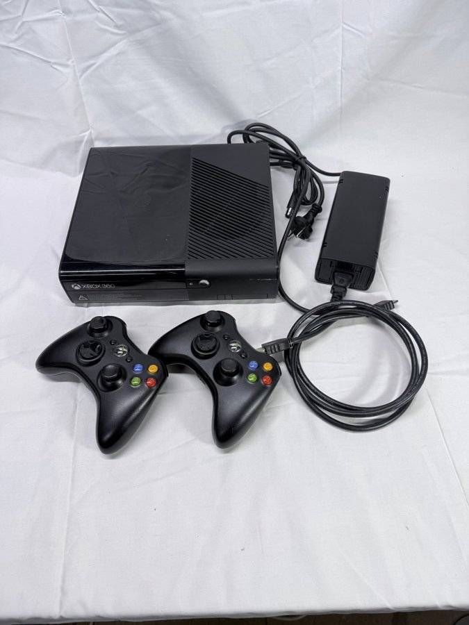 Xbox 360 E Konsol med 2 handkontroller