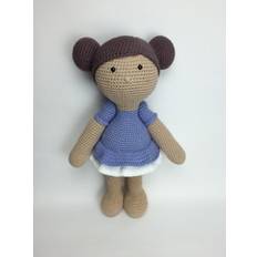 Dukken Alba Design by LittleHappyCrochet Produktet: Detaljeret hækleopskrift på dukken Alba.Dukken Alba bliver ca. 30 cm høj. Opskriften sendes som PDF-fil.