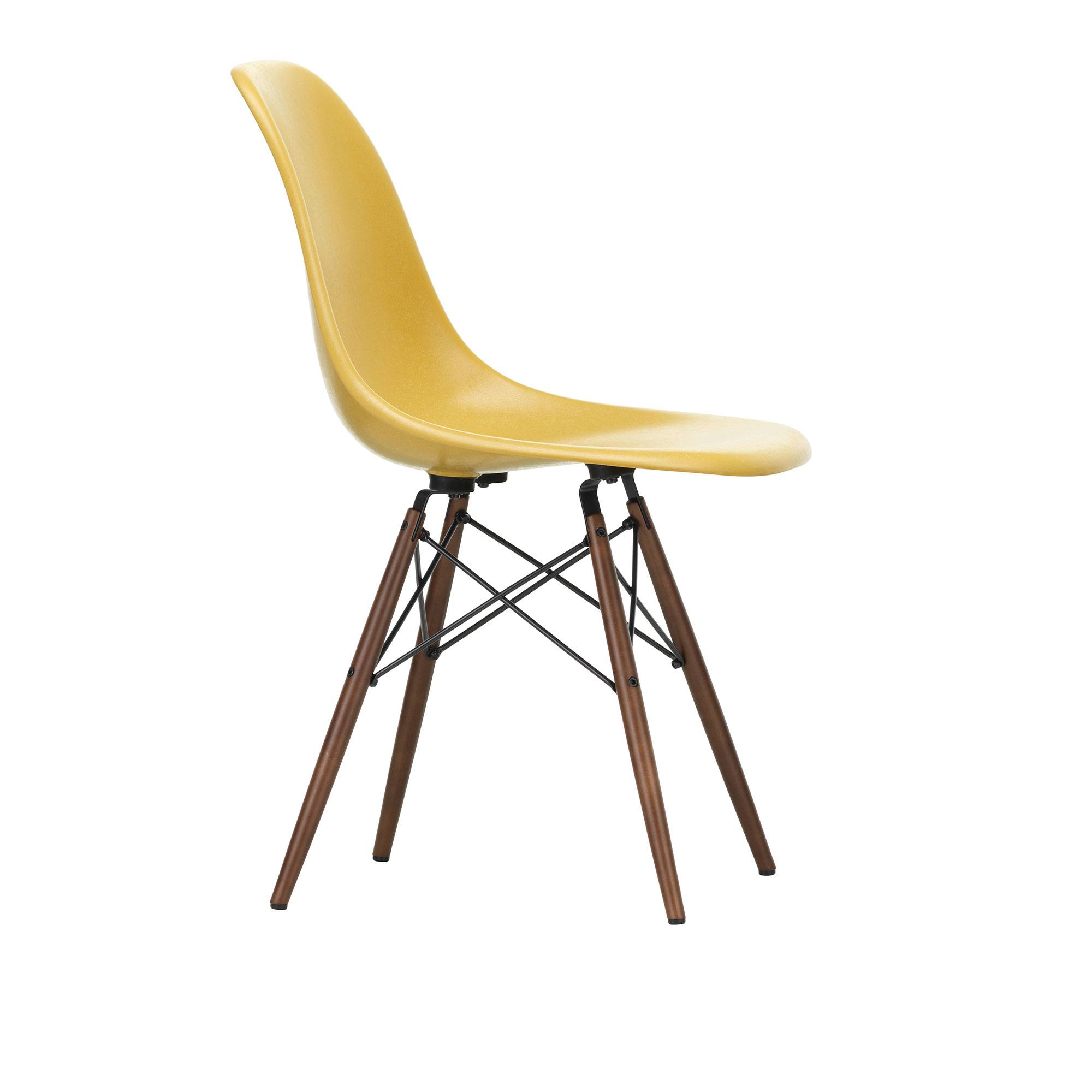 Vitra - Eames Fiberglass Chair DSW - 07 Ochre Light - Dark Maple - Matstolar - Charles & Ray Eames - Beige - Metall/Trä/Syntetiskt