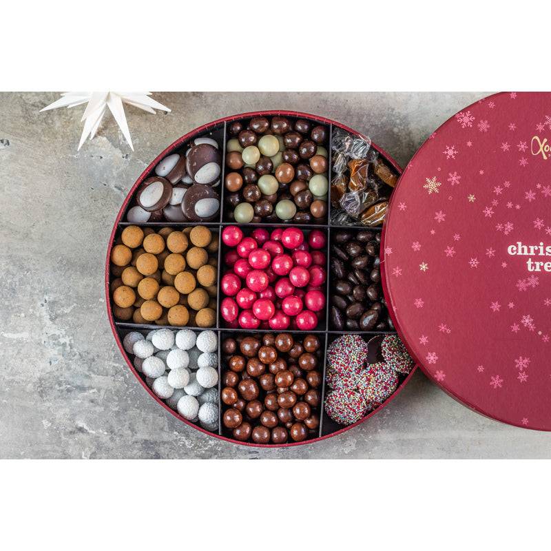 Rød gaveæske med chokolade og karameller