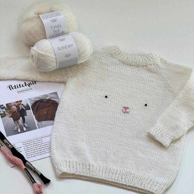 Strikkekit Bamsesweater fra PetiteKnit i Sunday & Tynd Silk Mohair - 6 mdr-3 år: 4 nøgler garn (2+2)