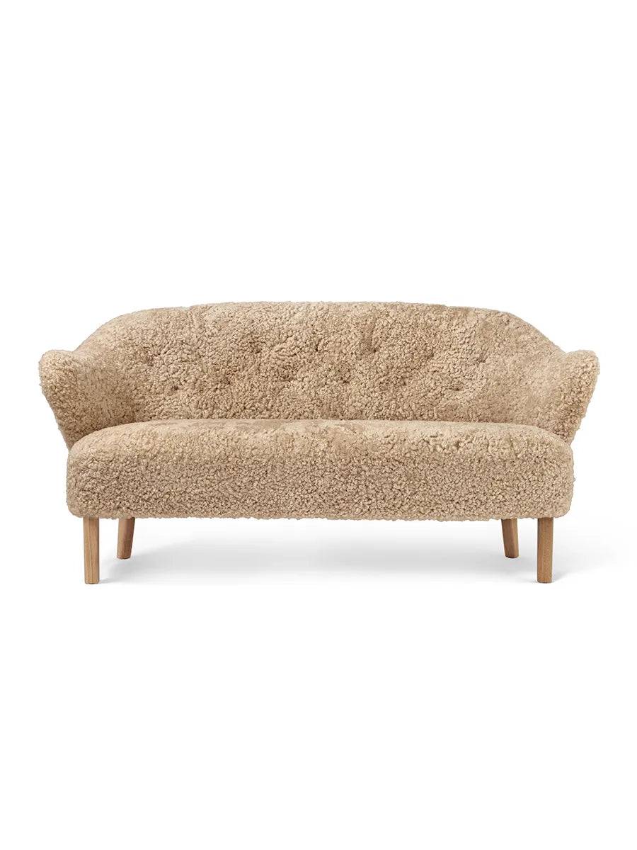 Ingeborg Sofa fra Audo Copenhagen Fåreskind / Honey / Eg - Jacobsen Plus